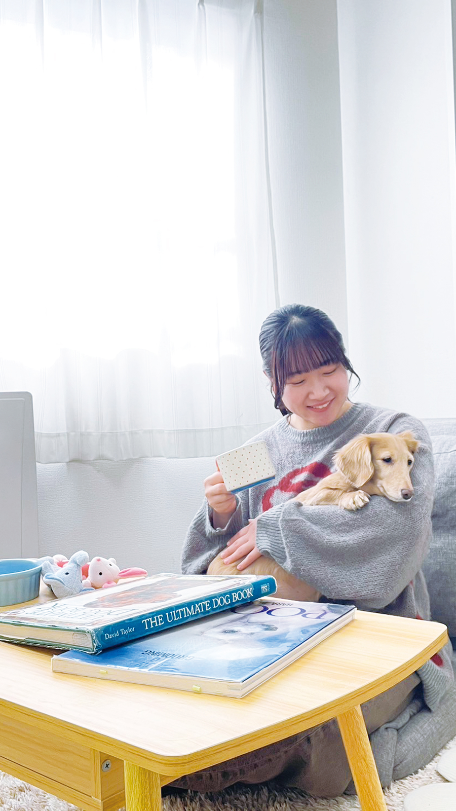 ダックスフンドを抱っこしてる女性